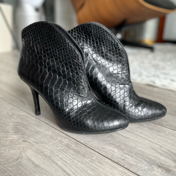 Vince Camuto snake patterned heeled boots  size 7.5 - Picture 3 of 3